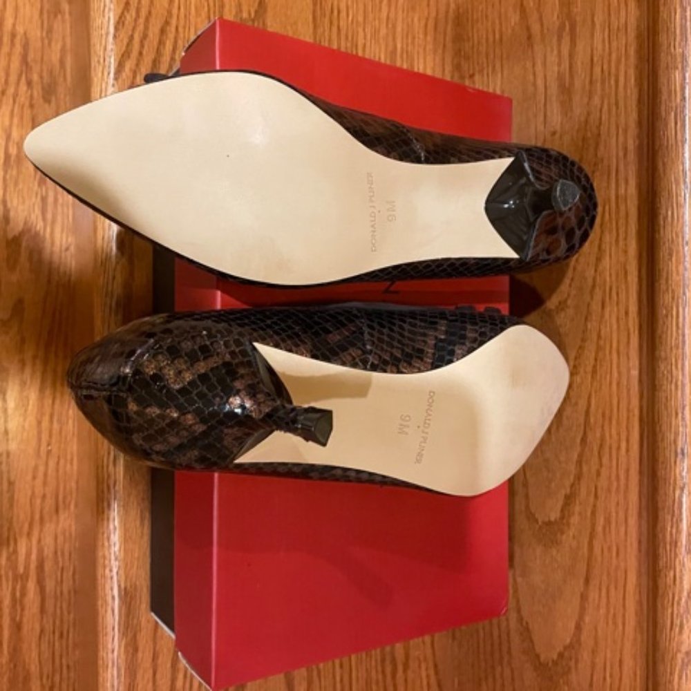 Donald J. Pliner Ginni Bow Pump, SZ 9, Bronze - Picture 4 of 6